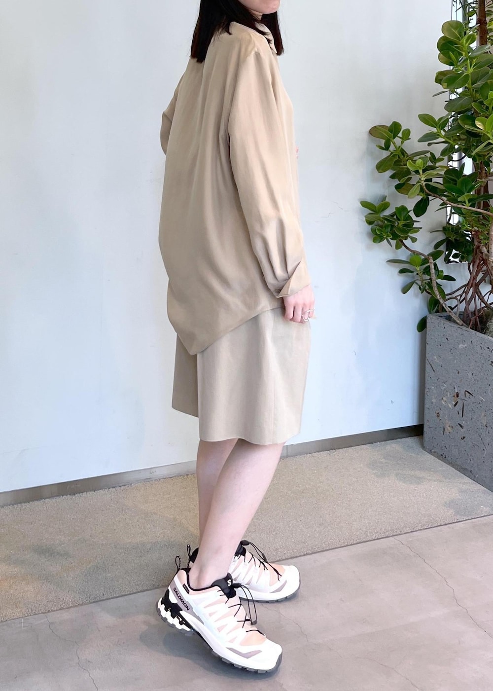 グレー系のショルダーバッグ、ベージュ系のその他パンツ、ベージュ系のシャツ/ブラウスを着用したレディースの春コーディネートの5枚目の写真