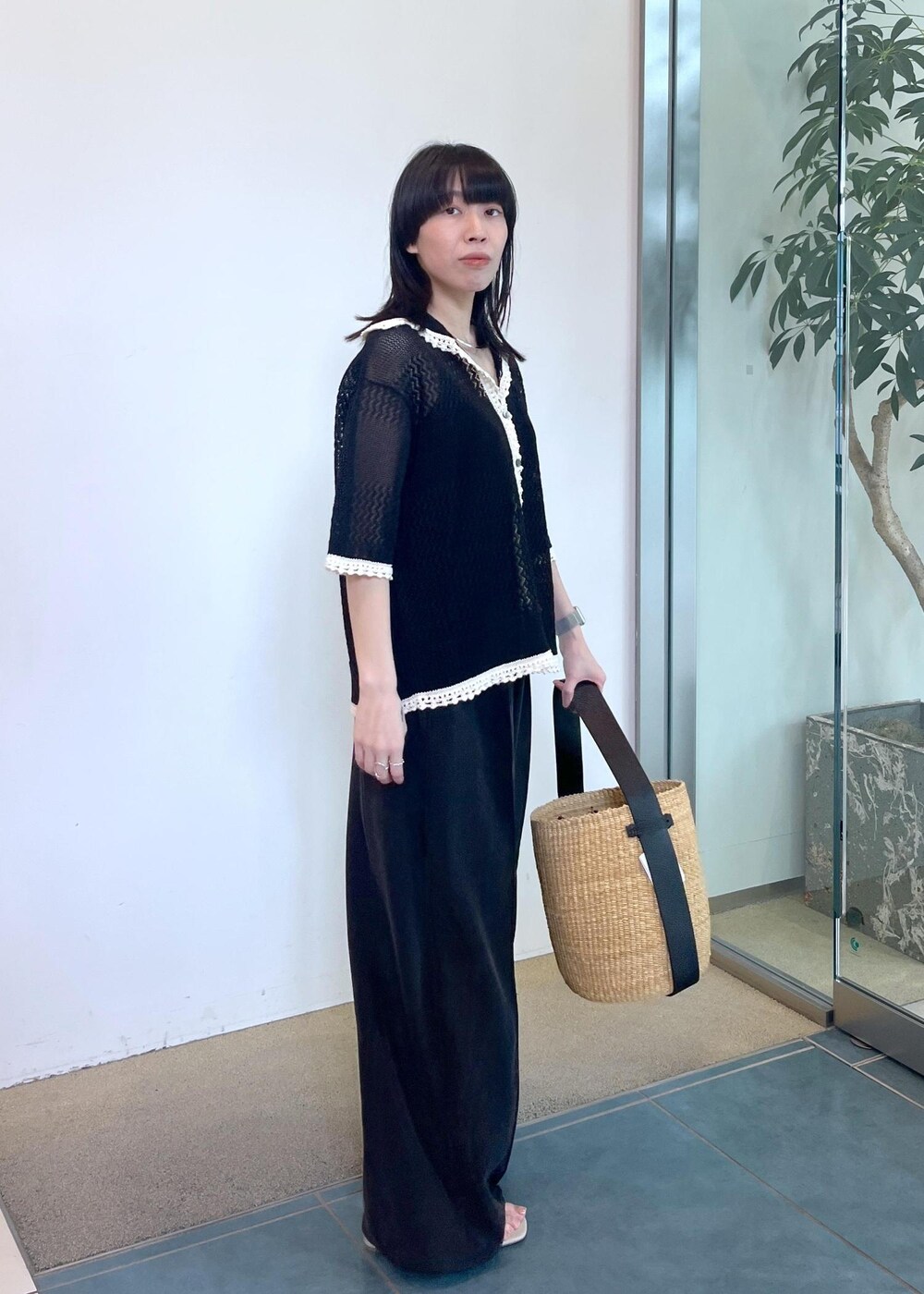 ブラック系のカーディガン/ボレロを着用したレディースの夏コーディネートの2枚目の写真