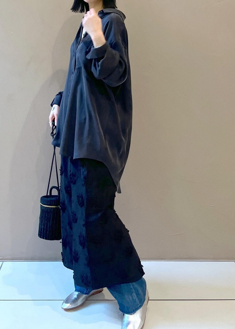 グレー系のシャツ/ブラウス、ブラック系のショルダーバッグ、ブルー系のデニムパンツを着用したレディースの春コーディネートの5枚目の写真