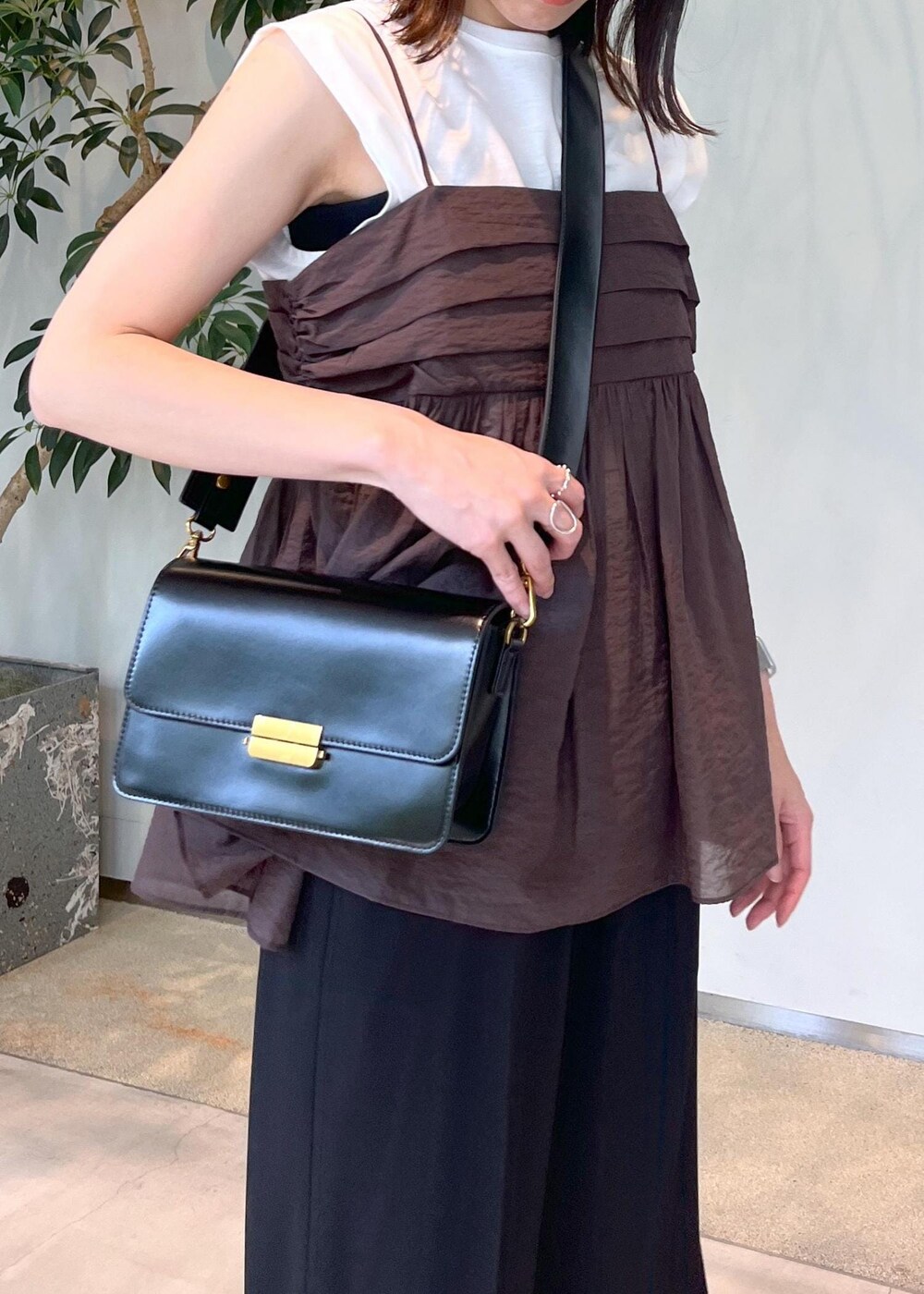 ホワイト系のTシャツ/カットソー、ブラウン系のキャミソール、ブラック系のショルダーバッグを着用したレディースの夏コーディネートの7枚目の写真