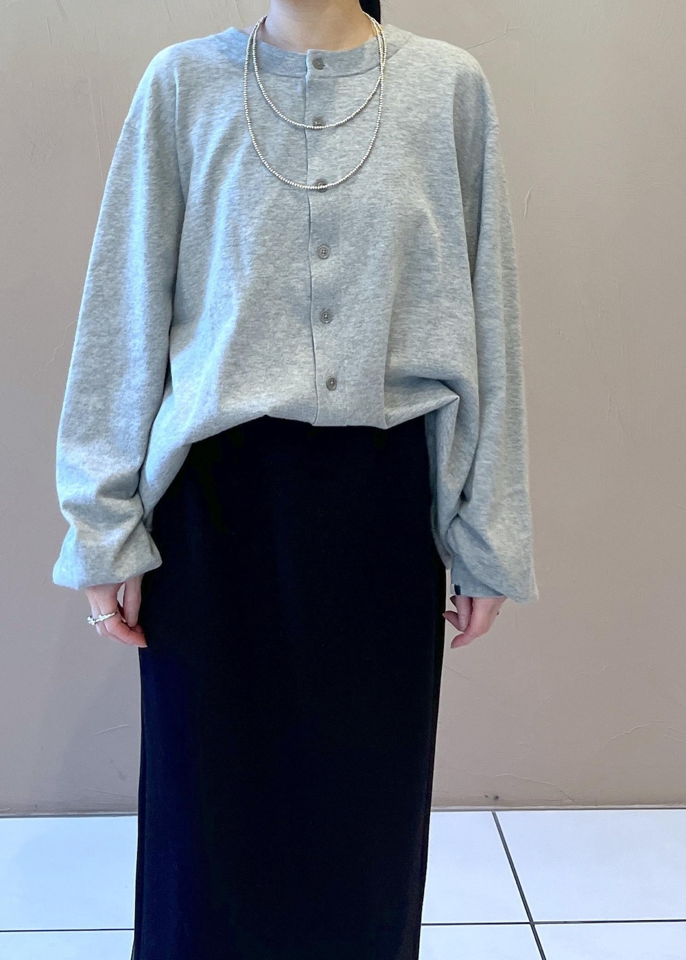 ブラック系のスカート、ブラック系のブーツ、グリーン系のストール/ショールを着用したレディースの冬コーディネートの5枚目の写真