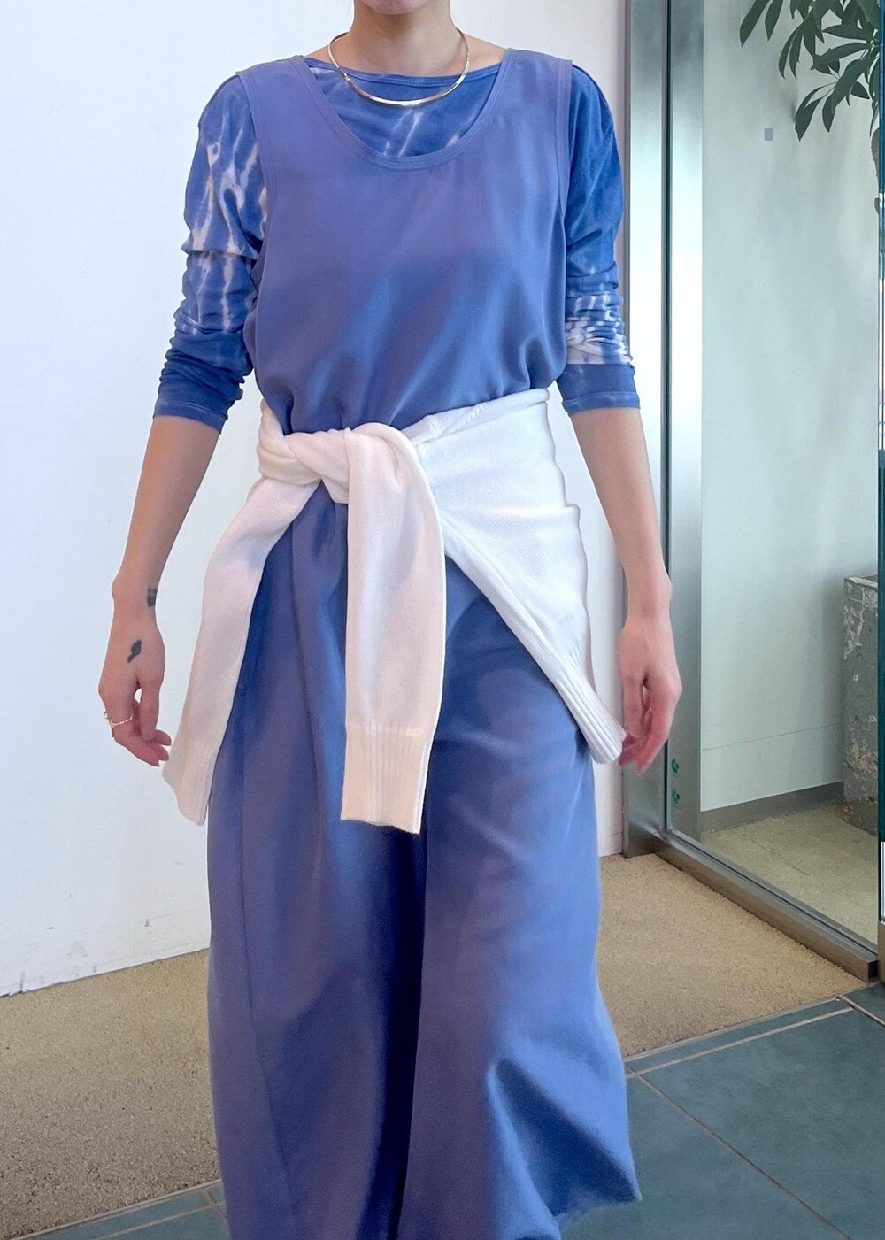 ブルー系のTシャツ/カットソー、ブルー系のワンピース、ホワイト系のカーディガン/ボレロを着用したレディースの春コーディネートの5枚目の写真