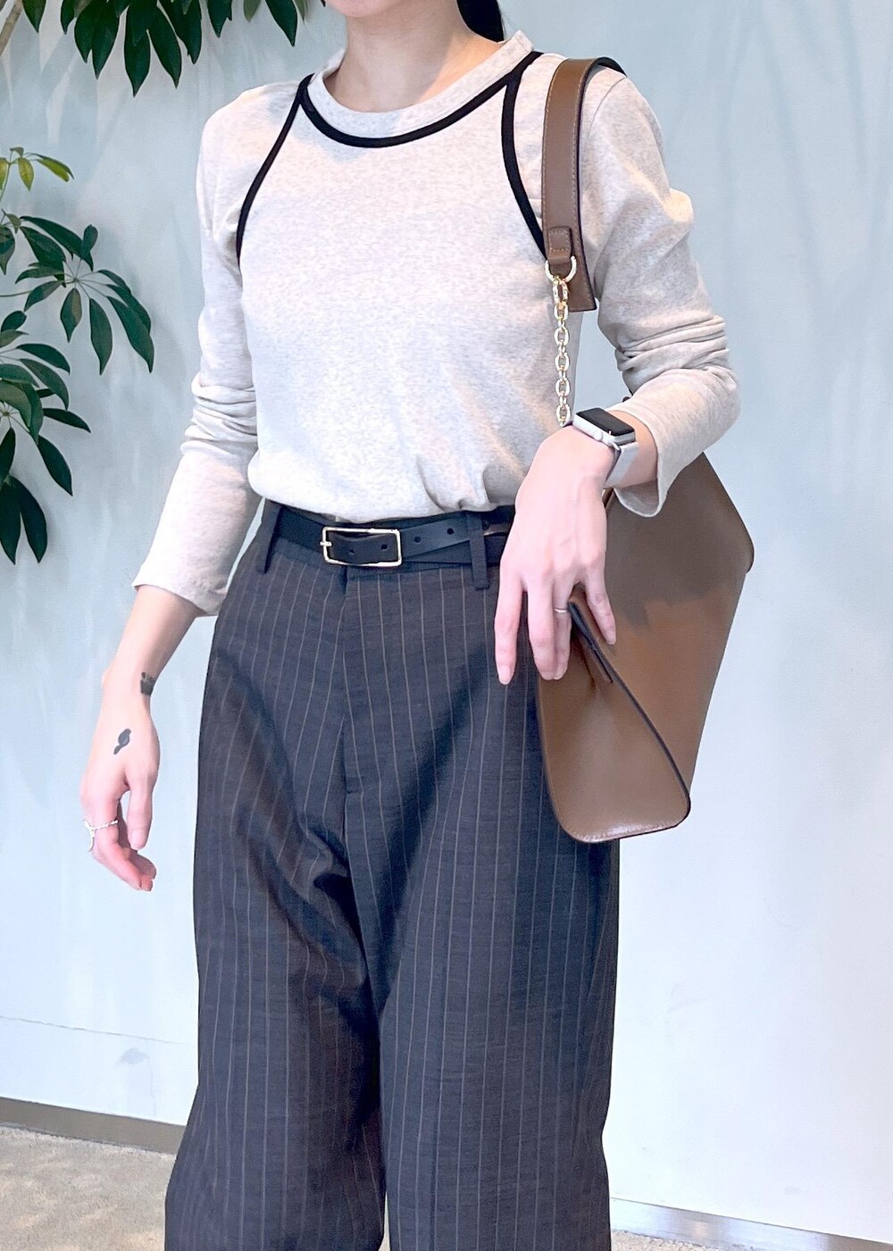 ブラウン系のショルダーバッグ、ベージュ系のタンクトップ、ベージュ系のTシャツ/カットソーを着用したレディースの夏コーディネートの5枚目の写真