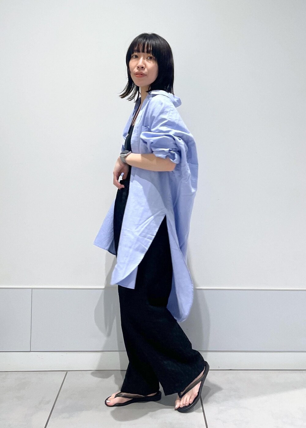 「リラックス、楽ちん、夏コーデ、Americana、シャツ、大人カジュアル、サンダル、ワイドパンツ、レザーバッグ、ショルダー、ミニバッグ、お出かけ、旅行、羽織、チュニック」｜「AULENTTIの[ご好評につき追加決定！]【AULENTTI（オーレンティ）】DOLLARO BAG（ショルダーバッグ、ブラック系）」を使った、miku.さん（レディース・153cm）の夏コーディネートの2枚目の写真