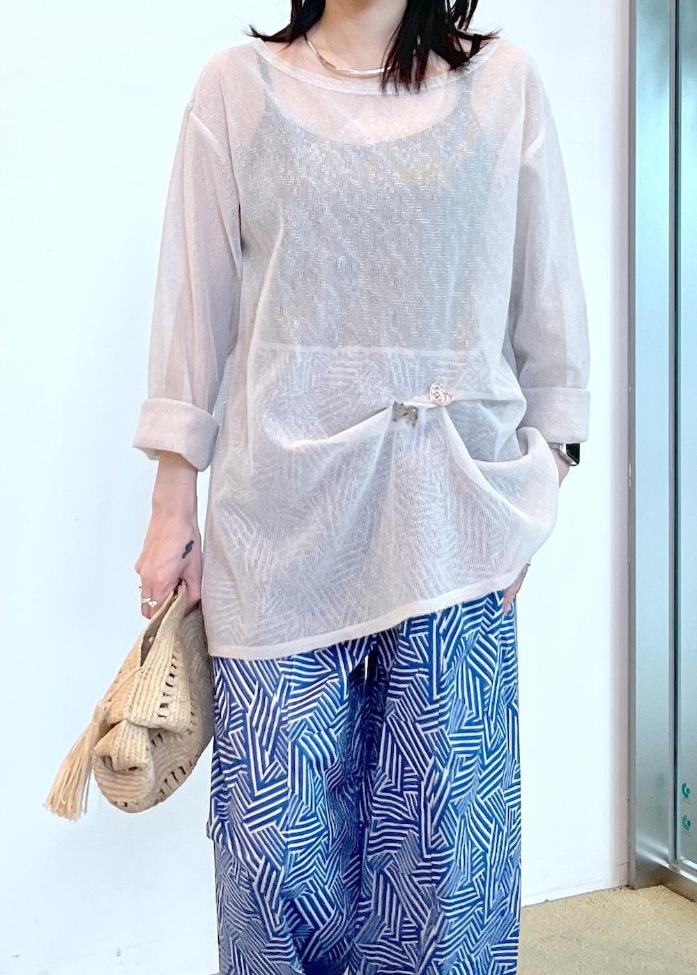 ホワイト系のニット/セーター、ブルー系のその他パンツを着用したレディースの夏コーディネートの4枚目の写真