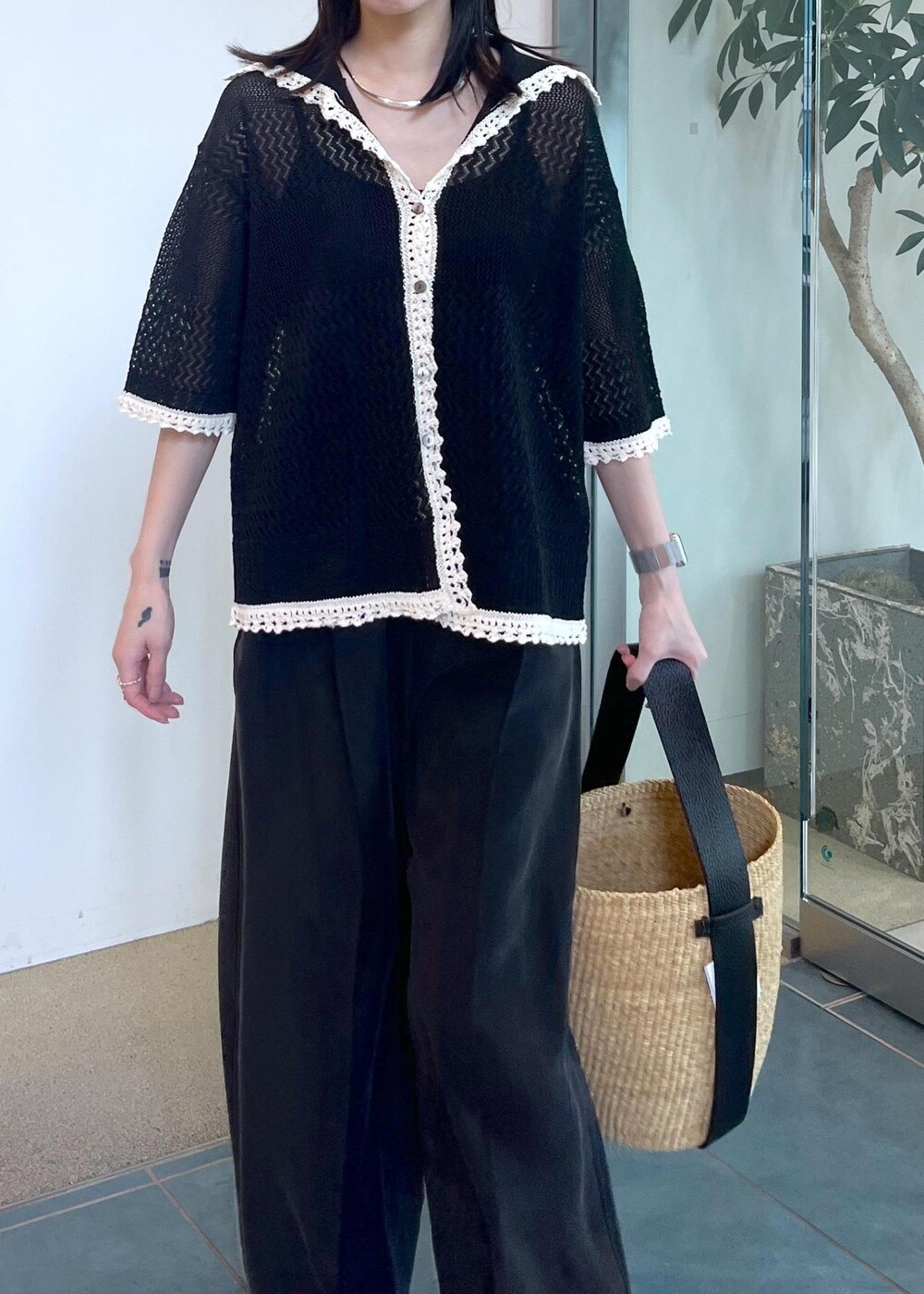 ブラック系のカーディガン/ボレロを着用したレディースの夏コーディネートの4枚目の写真