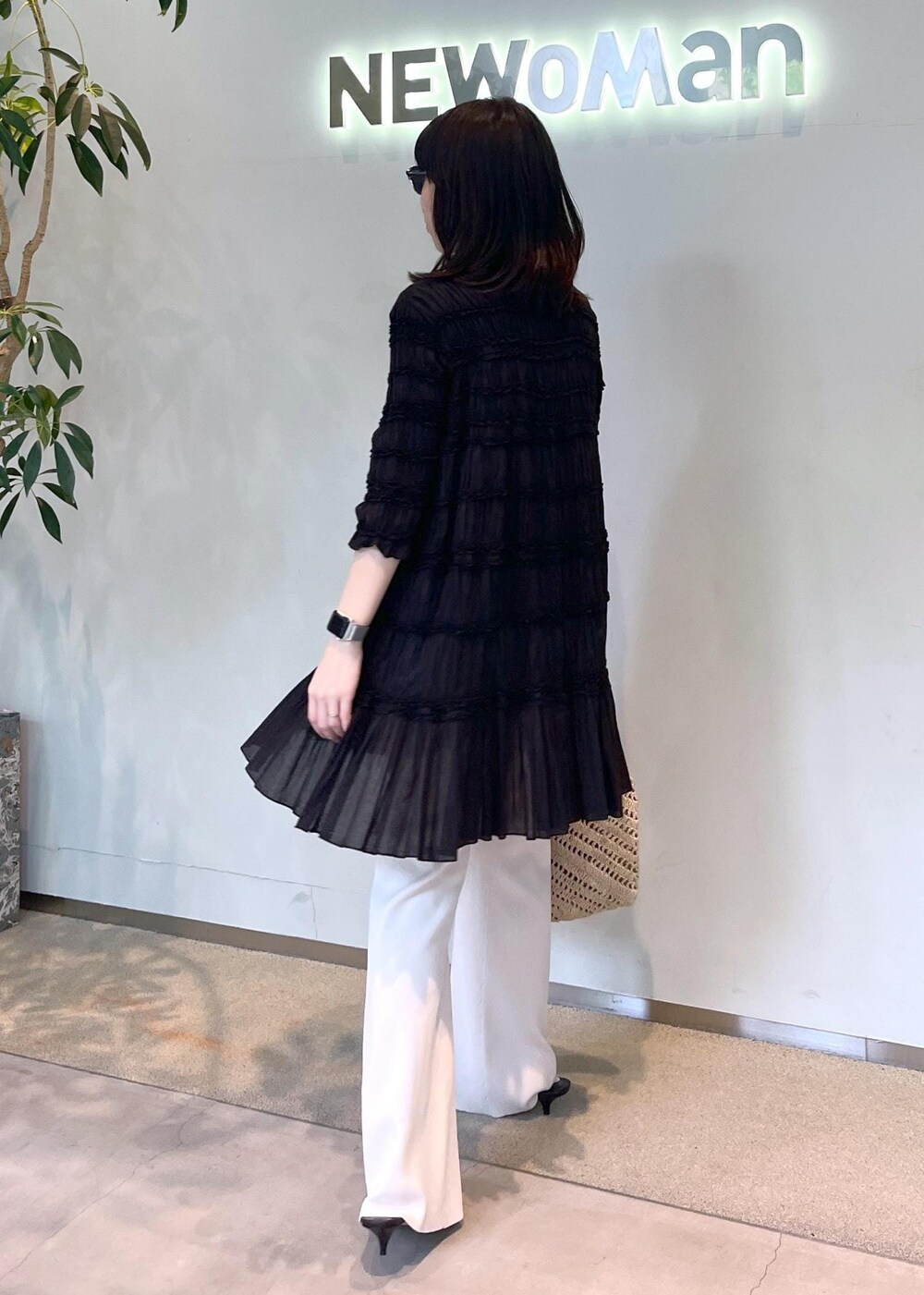 ベージュ系のその他パンツ、ホワイト系のかごバッグを着用したレディースの春コーディネートの4枚目の写真