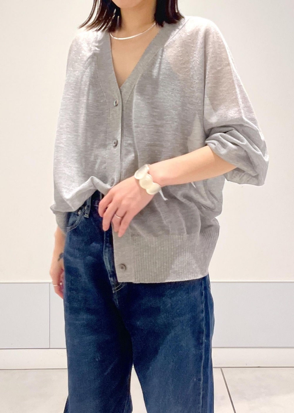 「Americana、ショルダー、シンプル、低身長、カジュアル、シアーカーディガン、楽ちん、おでかけ、旅行、秋、羽織、骨格ナチュラル、イエベ、23AW秋の新作、23SS夏の新作」｜「AMERICANAの【Americana for SALON】別注MATCHING BAG/トート＆ミニショルダーセット（トートバッグ、ブラック系）」を使った、miku.さん（レディース・153cm）の夏コーディネートの4枚目の写真