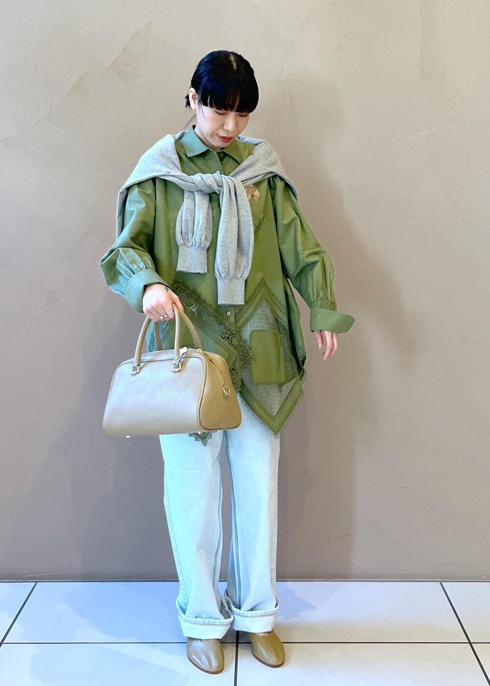 「サロンアダムエロペ、オウレンティ、AULENTTI、トゥアレグ、シルバージュエリー、ショルダー、レザー、初春コーデ、春コーデ、初夏コーデ、夏コーデ、デートコーデ、お出かけコーデ、旅行コーデ、女子会コーデ」｜「AULENTTIの【AULENTTI（オーレンティ）】DOLLAROボストンバッグ（ボストンバッグ、ベージュ系）」を使った、miku.さん（レディース・153cm）の冬コーディネートの7枚目の写真