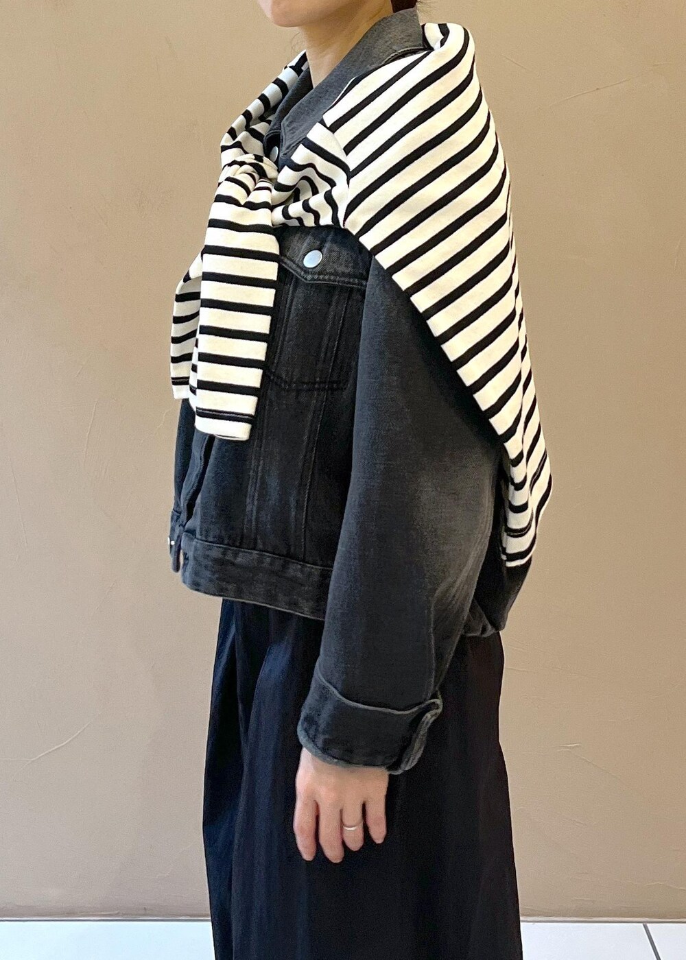 ブラック系のタンクトップ、グレー系のデニムジャケット、ブラック系のその他パンツを着用したレディースの秋コーディネートの9枚目の写真