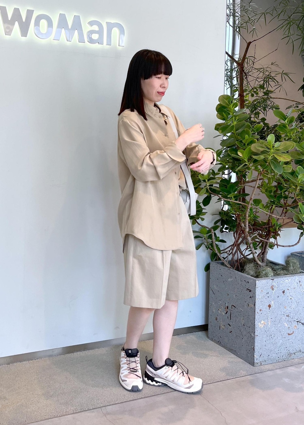 グレー系のショルダーバッグ、ベージュ系のその他パンツ、ベージュ系のシャツ/ブラウスを着用したレディースの春コーディネートの2枚目の写真