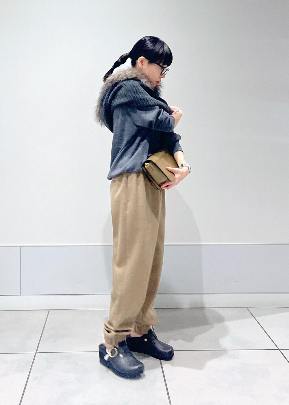 ブラウン系のショルダーバッグ、グレー系のニット/セーター、イエロー系のその他パンツを着用したレディースの秋コーディネートの2枚目の写真