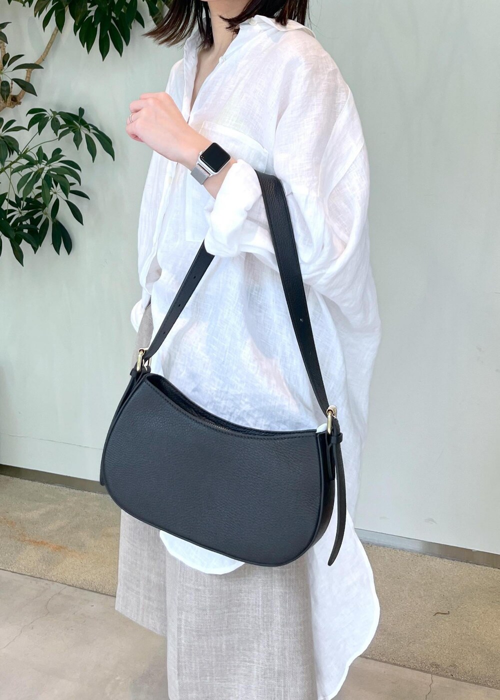 ベージュ系のその他パンツ、ブラック系のサンダル、ホワイト系のシャツ/ブラウスを着用したレディースの夏コーディネートの4枚目の写真