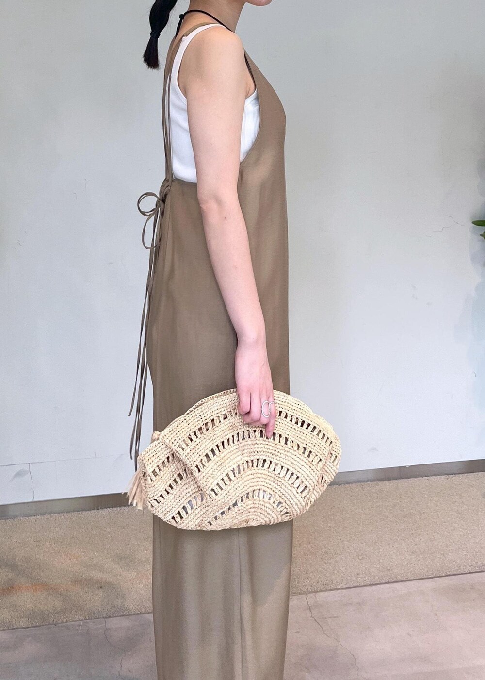 「Hériter、初春コーデ、春コーデ、初夏コーデ、夏コーデ、デートコーデ、お出かけコーデ、旅行コーデ、女子会コーデ、大人カジュアル、パンツスタイル、体型カバー、ワントーンコーデ、シンプルコーデ、きれいめコーデ」｜「SALON adam et rope'のプリマベールファームリーリブタンクトップ［UVケア・洗える］（タンクトップ、ホワイト系）」を使った、miku.さん（レディース・153cm）の春コーディネートの7枚目の写真
