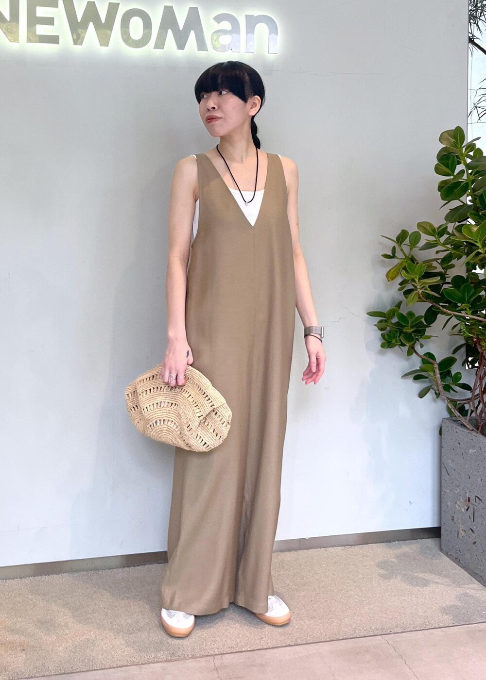 「Hériter、初春コーデ、春コーデ、初夏コーデ、夏コーデ、デートコーデ、お出かけコーデ、旅行コーデ、女子会コーデ、大人カジュアル、パンツスタイル、体型カバー、ワントーンコーデ、シンプルコーデ、きれいめコーデ」｜「SALON adam et rope'のプリマベールファームリーリブタンクトップ［UVケア・洗える］（タンクトップ、ホワイト系）」を使った、miku.さん（レディース・153cm）の春コーディネートの5枚目の写真