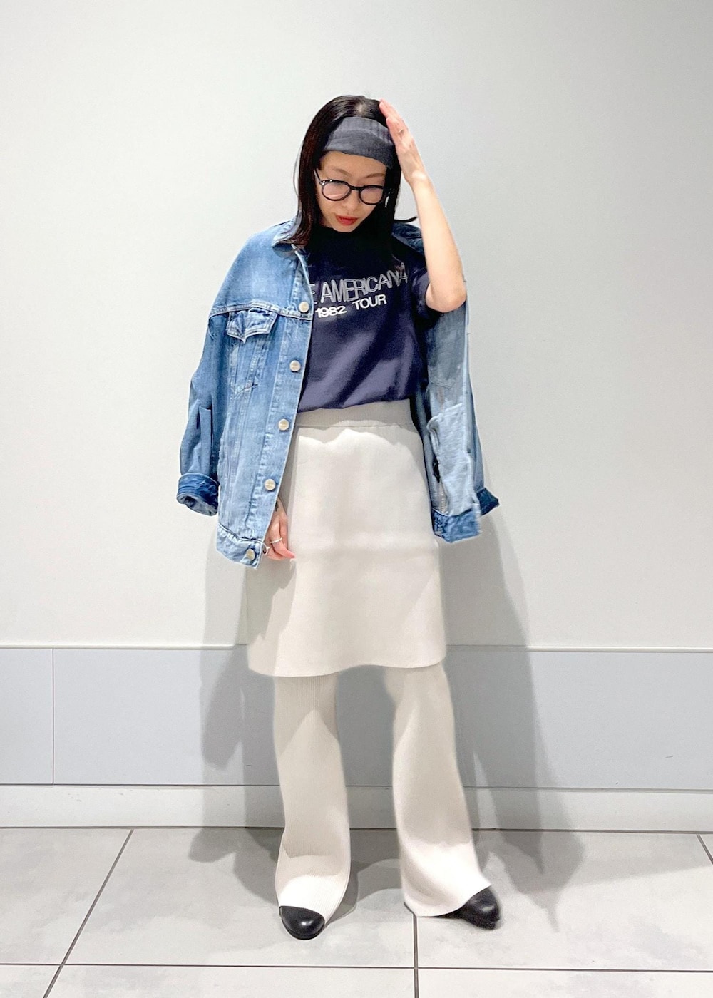 「Gジャン、Americana、REDCARD、Americana for SALON、ニットパンツ、デニム、ニット、初秋コーデ、秋コーデ、初冬コーデ、旅行コーデ、ヴィンテージ、大人カジュアル、レイヤード、スカートスタイル」｜「AMERICANAの【Americana for SALON】別注ロゴプリントTシャツ（Tシャツ/カットソー、ブラック系）」を使った、miku.さん（レディース・153cm）の秋コーディネートの5枚目の写真