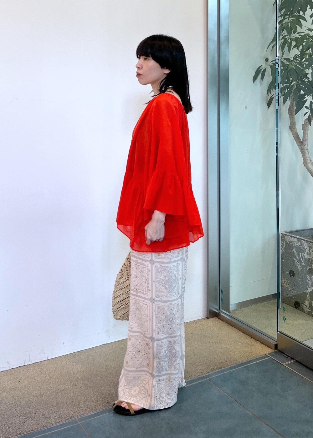 ベージュ系のサンダル、ホワイト系のかごバッグ、ベージュ系のその他パンツを着用したレディースの夏コーディネートの6枚目の写真