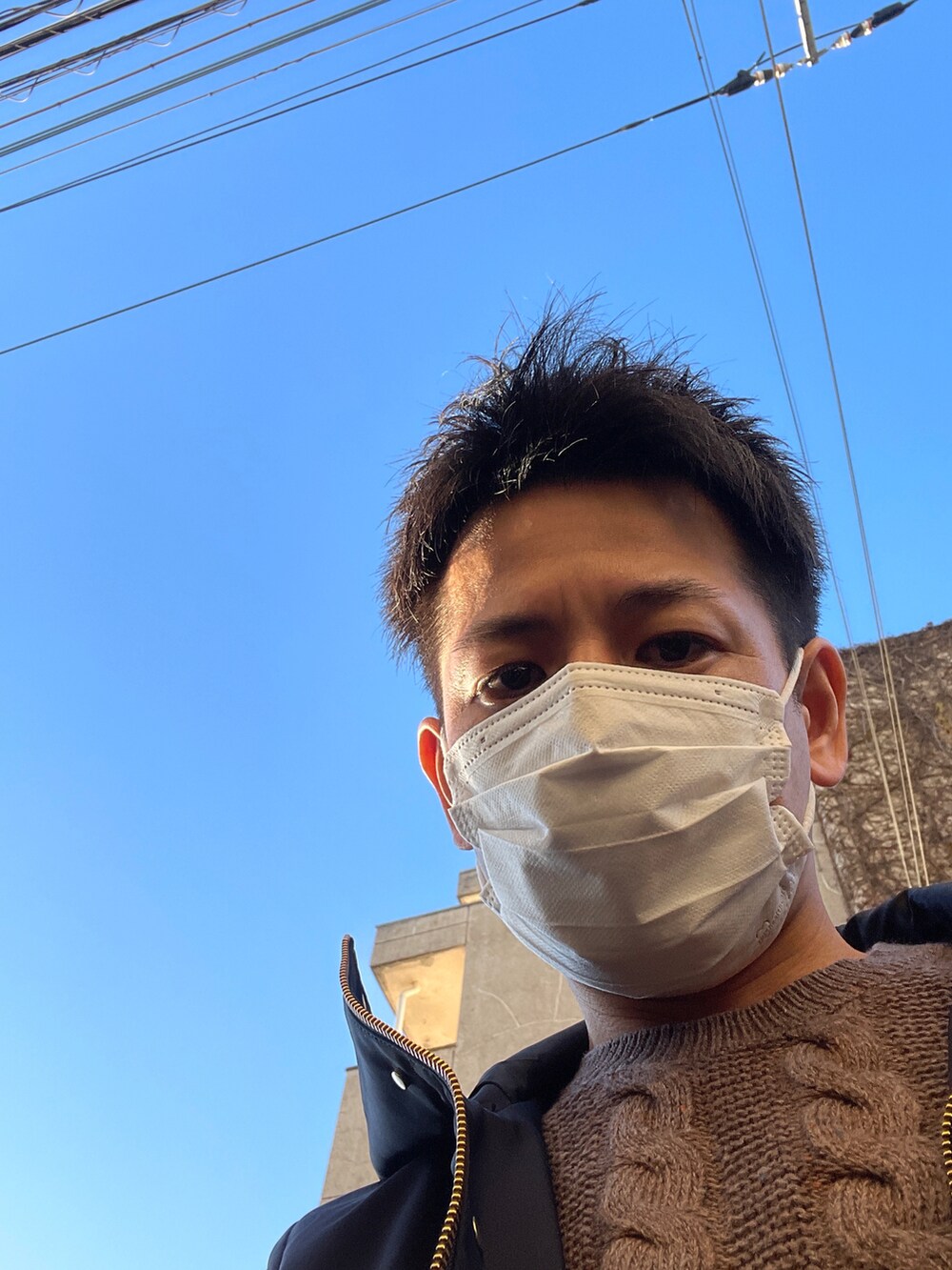 「休日スタイル、大人カジュアル、シンプルコーデ、スニーカーコーデ、秋コーデ、秋冬コーデ、ネイビー、ブラウン、ニット、ケーブルニット、スラックス、グレー、白スニーカー、スタンスミス」｜「EDIFICEのKOMATSU ストレッチツイル フードステンカラーコート / スプリングコート（ステンカラーコート、ブルー系）」を使った、ノーリンさん（メンズ・165cm）の秋コーディネートの3枚目の写真