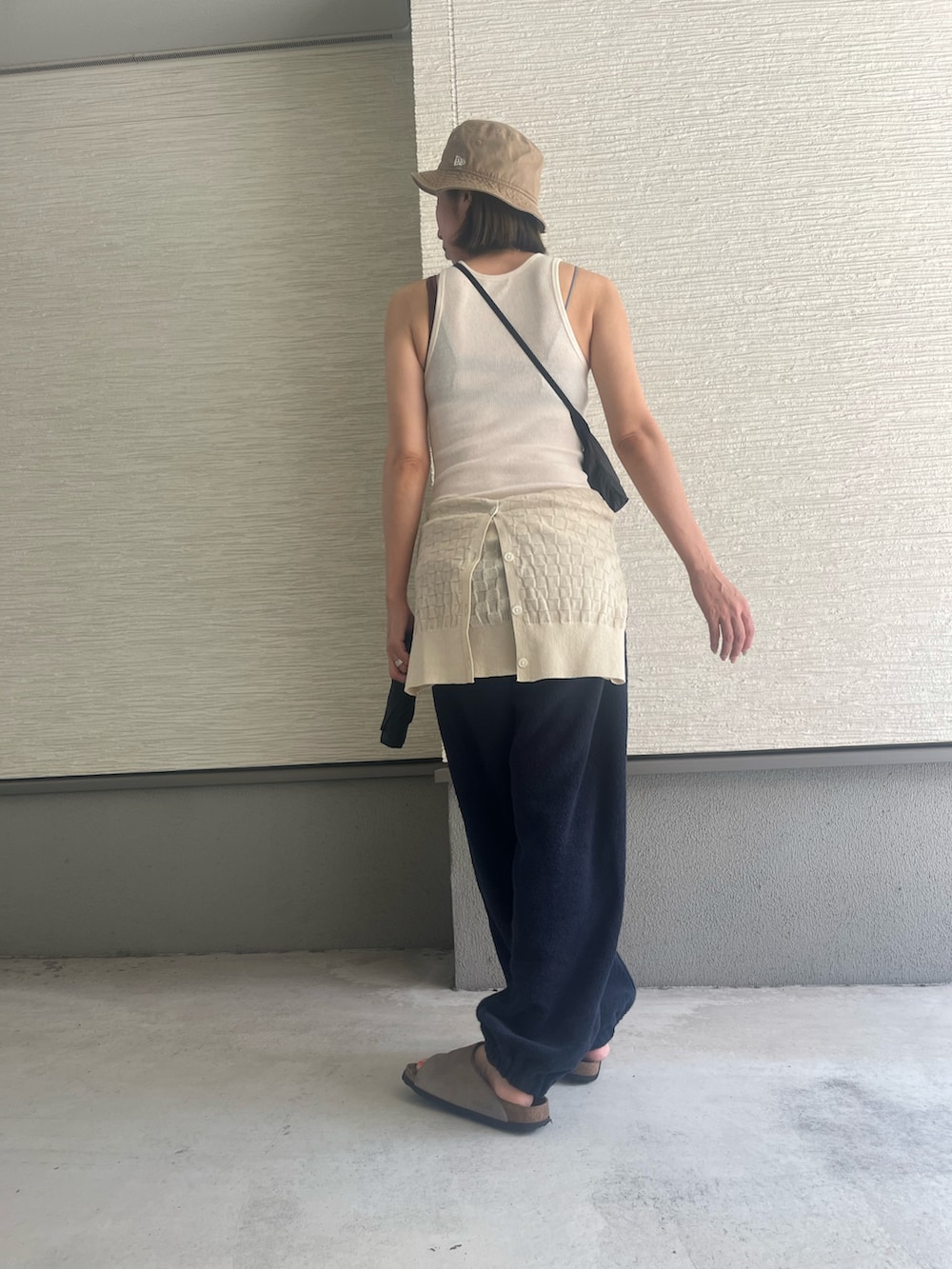 「お出かけコーデ、夏ファッション、おでかけコーデ、夏、ラクチンコーデ、ビルケンシュトック　サンダル、モンベル、オーラリー、大人女子、高身長女子、大人カジュアル、タンクトップ、アツいコーデ全部見せ、ネイビー×ホワイト、スウェットパンツ」｜「BIRKENSTOCKのZURICH SFB/チューリッヒ ソフトフットベッド スエードレザー（WOMEN）（サンダル、ベージュ系）」を使った、おきゅさん（レディース・167cm）の夏コーディネートの2枚目の写真