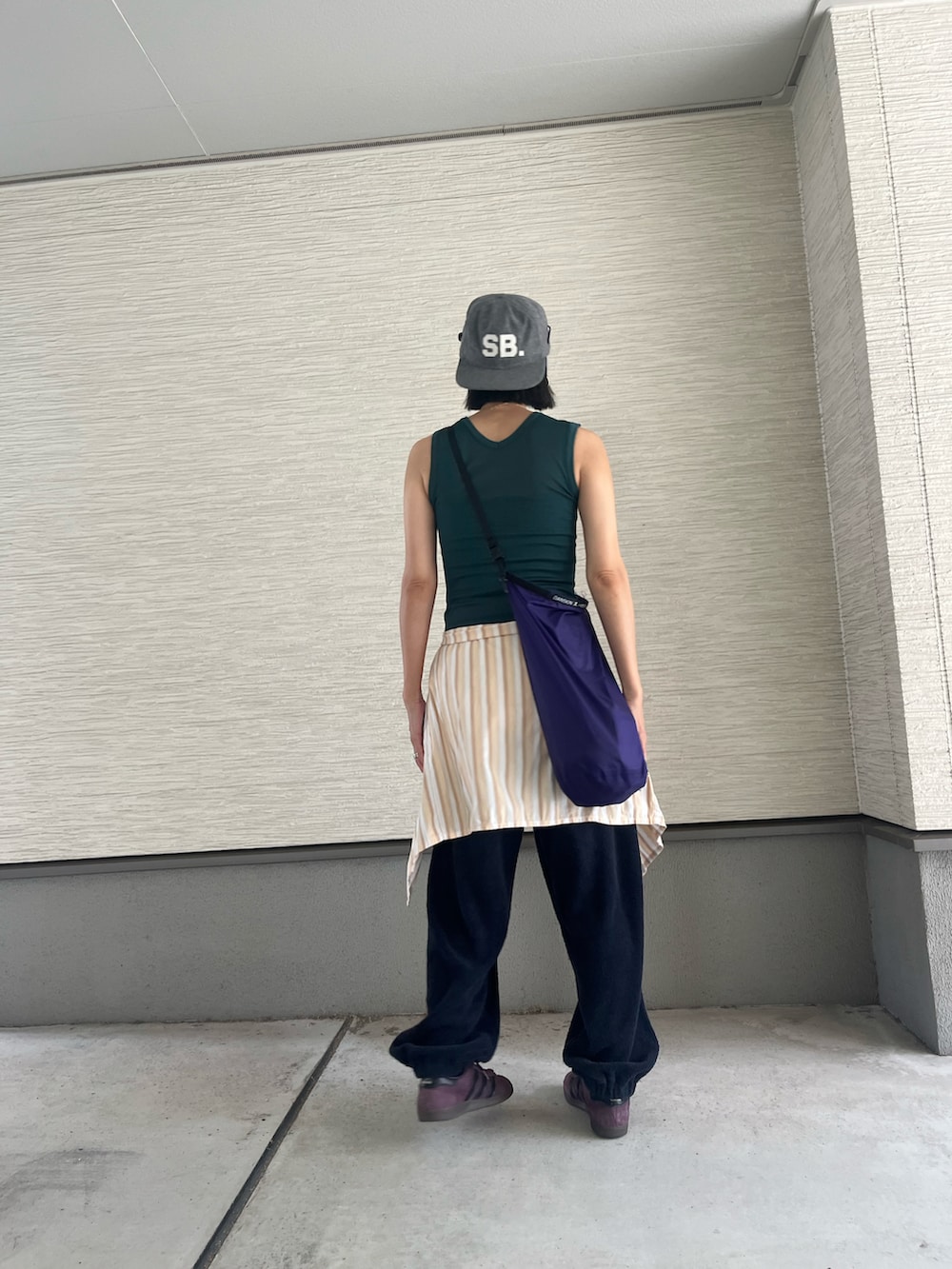 「アウトドアスタイル、お出かけコーデ、シャツスタイル、やんちゃコーデ、スウェットパンツ、スニーカーコーデ、キャップ後ろかぶり、キャップ女子、パイル地、アディダススニーカー、夏はまだまだ終わらない、ビッグシルエット、グリーンコーデ、お出掛けスタイル、カジュアルコーデ」｜「MALUのアイテム（タンクトップ、グリーン系）」を使った、おきゅさん（レディース・167cm）の秋コーディネートの2枚目の写真