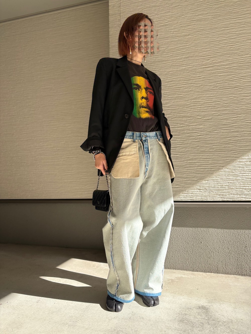 ブラック系のバレエシューズ、ブルー系のデニムパンツ、ブラック系のバッグを着用したレディースの秋コーディネートの2枚目の写真