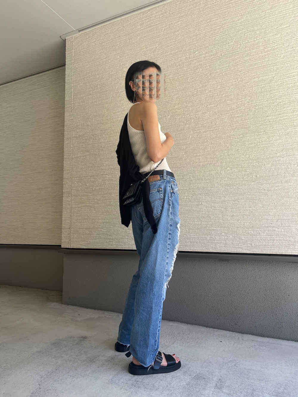 「シシクイ、デニムコーデ、リーバイス501、ヴィンテージデニム、夏ファッション、大人カジュアル、シンプルコーデ、カーディガン、オトナカジュアル、夏服コーデ、お洒落さんとつながりたい、モノトーンコーデ、ラクチンコーデ、シャネル、ニットタンク」｜「Dr. Martensの【Dr.Martens ドクターマーチン】 Gryphon Brandoグリフォンレザーストラップサンダル（サンダル、ブラック系）」を使った、おきゅさん（レディース・167cm）の夏コーディネートの2枚目の写真
