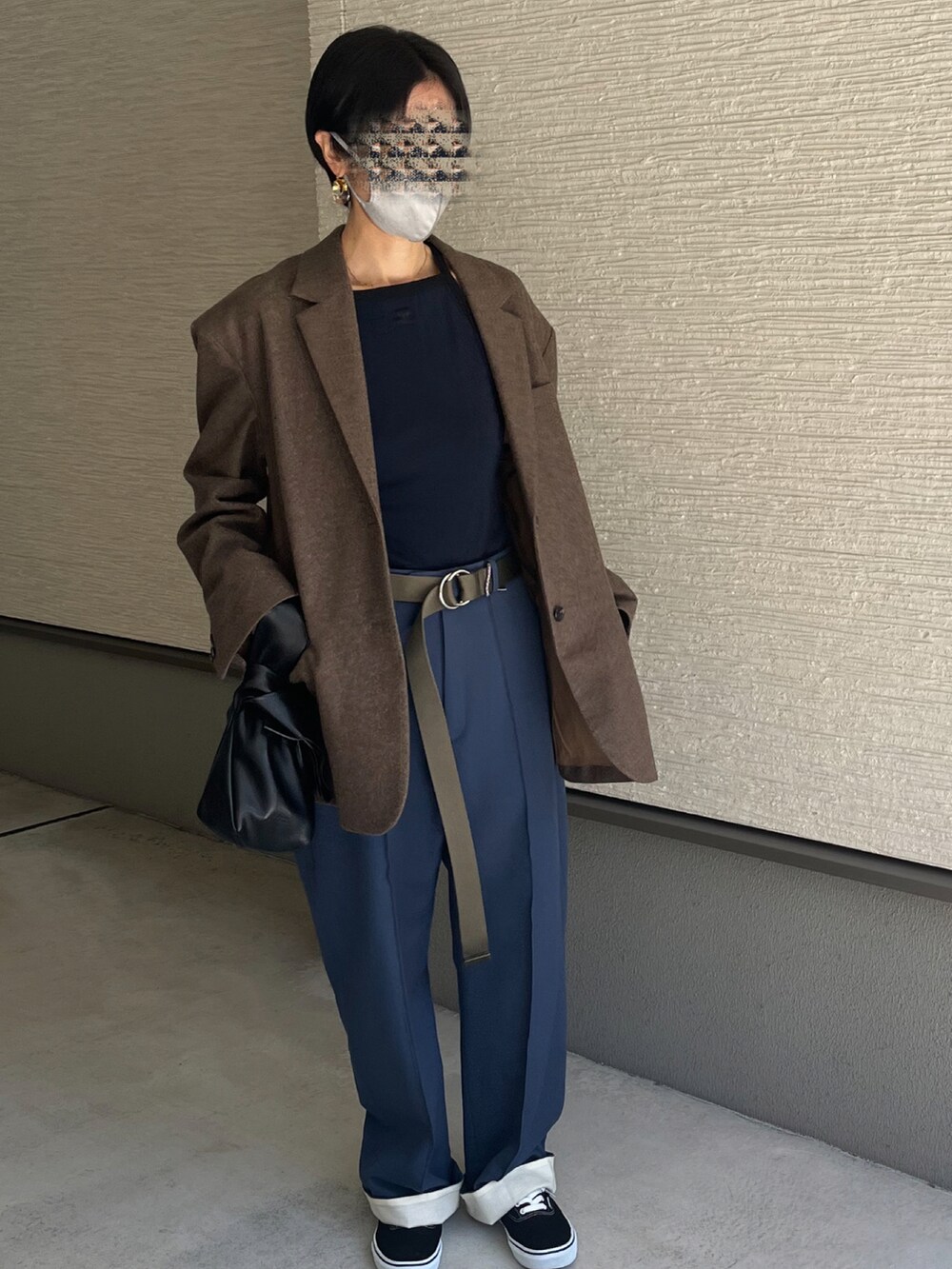 「クレージュ、大人ファッション、ビッグジャケット、ジャケットスタイル、スラックスパンツ、バンズ、スニーカースタイル、オトナカジュアル、ジルサンダー、rokubeauty&youth、いまどきジャケット写真、高身長コーデ、テーラードジャケット、ベルト垂らし、おしゃれさんと繋がりたい」｜「courregesのアイテム（キャミソール、ブルー系）」を使った、おきゅさん（レディース・167cm）の春コーディネートの2枚目の写真