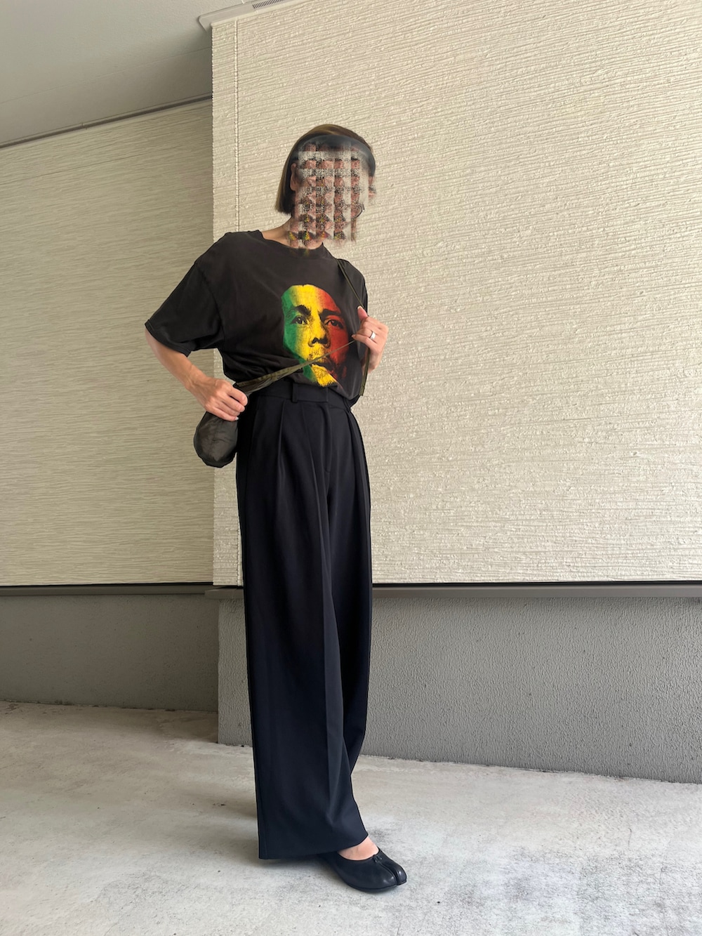 「ボブマーリー、Tシャツ、黒スラックス、スラックス、スラックスパンツ、スラックスコーデ、マルジェラ、古着Tシャツ、オールブラック、夏コーデ、オトナカジュアル、レディースファッション、古着MIX」｜「Maison MargielaのBALLET SHOE（バレエシューズ、ブラック系）」を使った、おきゅさん（レディース・167cm）の夏コーディネートの2枚目の写真