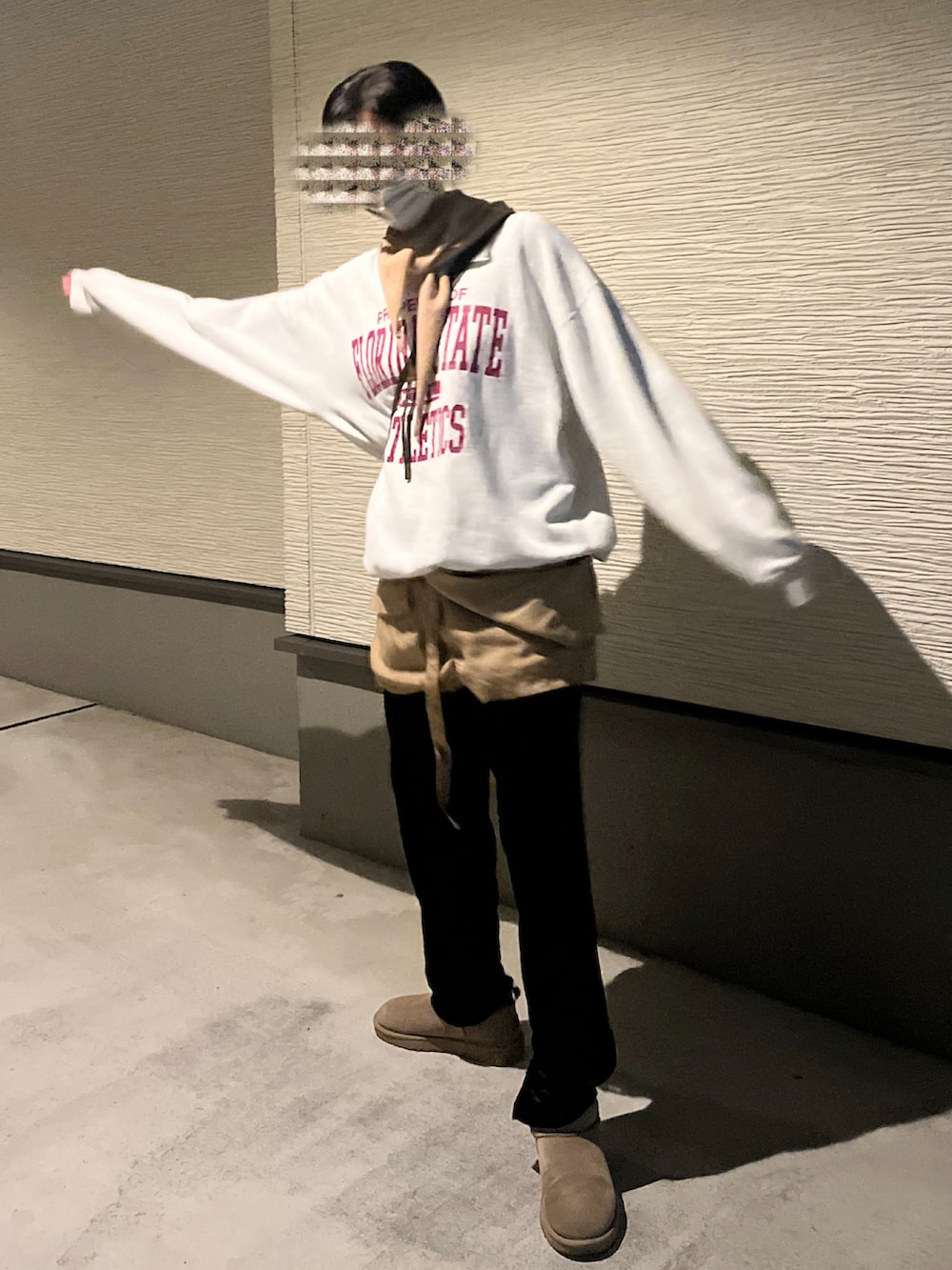 「UGG、オトナカジュアル、カレッジスウェット、ロゴスウェット、古着女子、TOGA XTC、レイヤードスタイル、高身長コーデ、大人カジュアル、トレンドファッション、チェックスカート、スウェットトップス、グレースウェット、エクストリームカシミヤ、ベロアパンツ」｜「UGGのUGG Classic Ultra Mini / アグ クラシック ウルトラ ミニ（ブーツ、ベージュ系）」を使った、おきゅさん（レディース・167cm）の冬コーディネートの2枚目の写真
