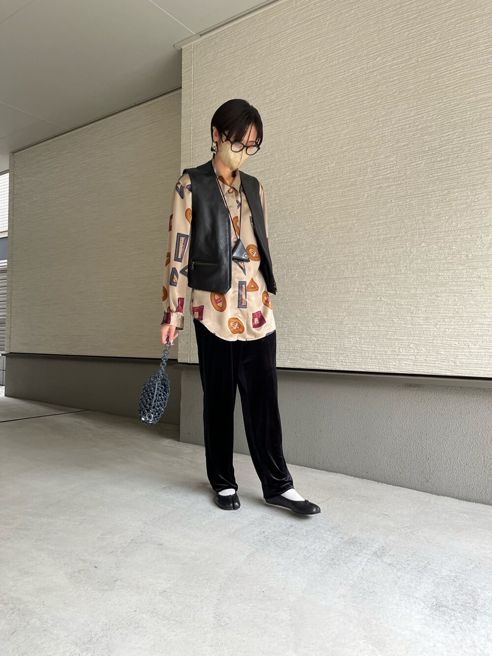 「柄シャツ、サテンシャツ、ベロアパンツ、レザーベスト、レザージャケット、メゾンマルジェラ、足袋バレエ、古着コーデ、古着、ベスト×シャツ、ベスト、秋コーデ、秋ルック紹介するよ、秋服準備はじめました、トレンドコーデ」｜「xtcのアイテム（その他パンツ、ブラック系）」を使った、おきゅさん（レディース・167cm）の秋コーディネートの2枚目の写真