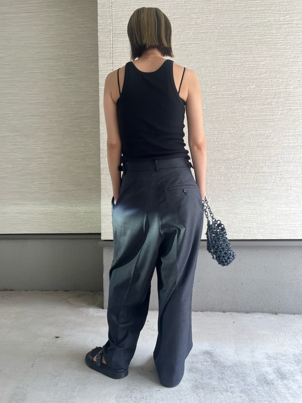 「夏コーデ、きれいめカジュアル、スラックス、スラックスパンツ、チェックパンツ、今日のコーデ、ビッグシルエット、ビックシルエット、タンクトップ、タンクトップコーデ、ドクターマーチンサンダル、ラクチンコーデ、さらっと晴れやかスナップ、大人女子、オーバーサイズ」｜「Dr. MartensのDr.Martens /ドクターマーチン GRYPHON STRAP SANDAL/グリフォン レザーストラップサンダル (UNISEX size)（サンダル、ブラック系）」を使った、おきゅさん（レディース・167cm）の夏コーディネートの3枚目の写真