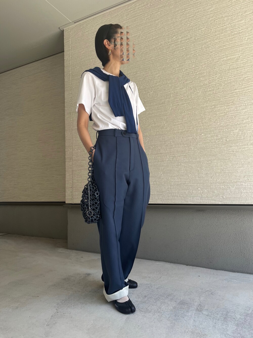 「ファセッタズム、サスペンダー、メゾンマルジェラ、スラックスパンツ、ヘインズ、アニエスベー(agnes b.)、カーディガン肩かけ、ビーフィー、白Tシャツ、サスペンダーパンツ、Tシャツコーデ、シアーソックス、ヘインズTシャツ、トレンドファッション、Tシャツ×スラックス」｜「6の＜6(ROKU)＞ROLL UP PANTS/パンツ（その他パンツ、ブルー系）」を使った、おきゅさん（レディース・167cm）の春コーディネートの3枚目の写真