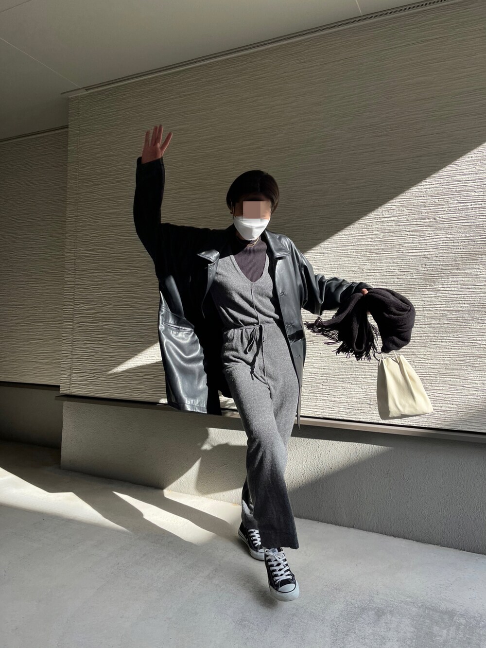 「オトナカジュアル、オトナ女子、冬、サロペット、オールインワン、ニットサロペット、コンバース、エコレザー、TODAYFUL、スニーカー、スニーカーコーデ、白バッグ、モノトーン、モノトーンコーデ、おしゃれさんと繋がりたい」|「ROSE BUDのアイテム(オールインワン・サロペット、グレー系)」を使った、おきゅさん(レディース・167cm)の冬コーディネートの2枚目の写真