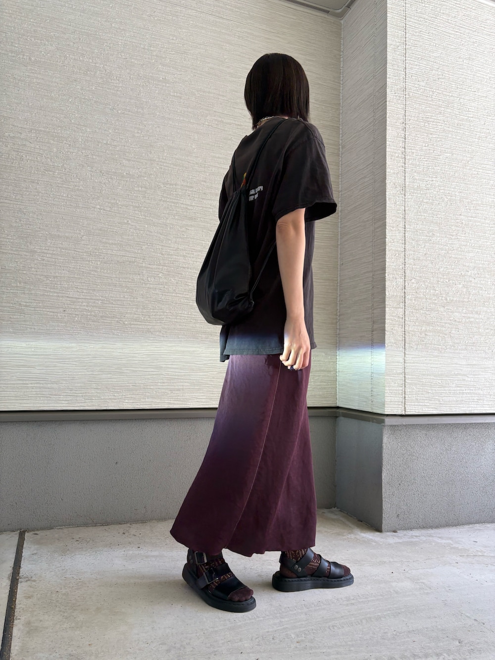 「古着Tシャツ、Tシャツコーデ、最近のいい感じコーデ、古着MIX、春ファッション、古着、ソックス×サンダル、レースソックス、ソックスコーデ、サンダルに靴下、いいね、save、フォローお願いします🤑、GWお出かけコーデ、大人カジュアルコーデ、ドクターマーチンサンダル、ドクターマーチン」｜「6の＜6(ROKU)＞SATIN SKIRT/スカート（スカート、レッド系）」を使った、おきゅさん（レディース・167cm）の春コーディネートの2枚目の写真