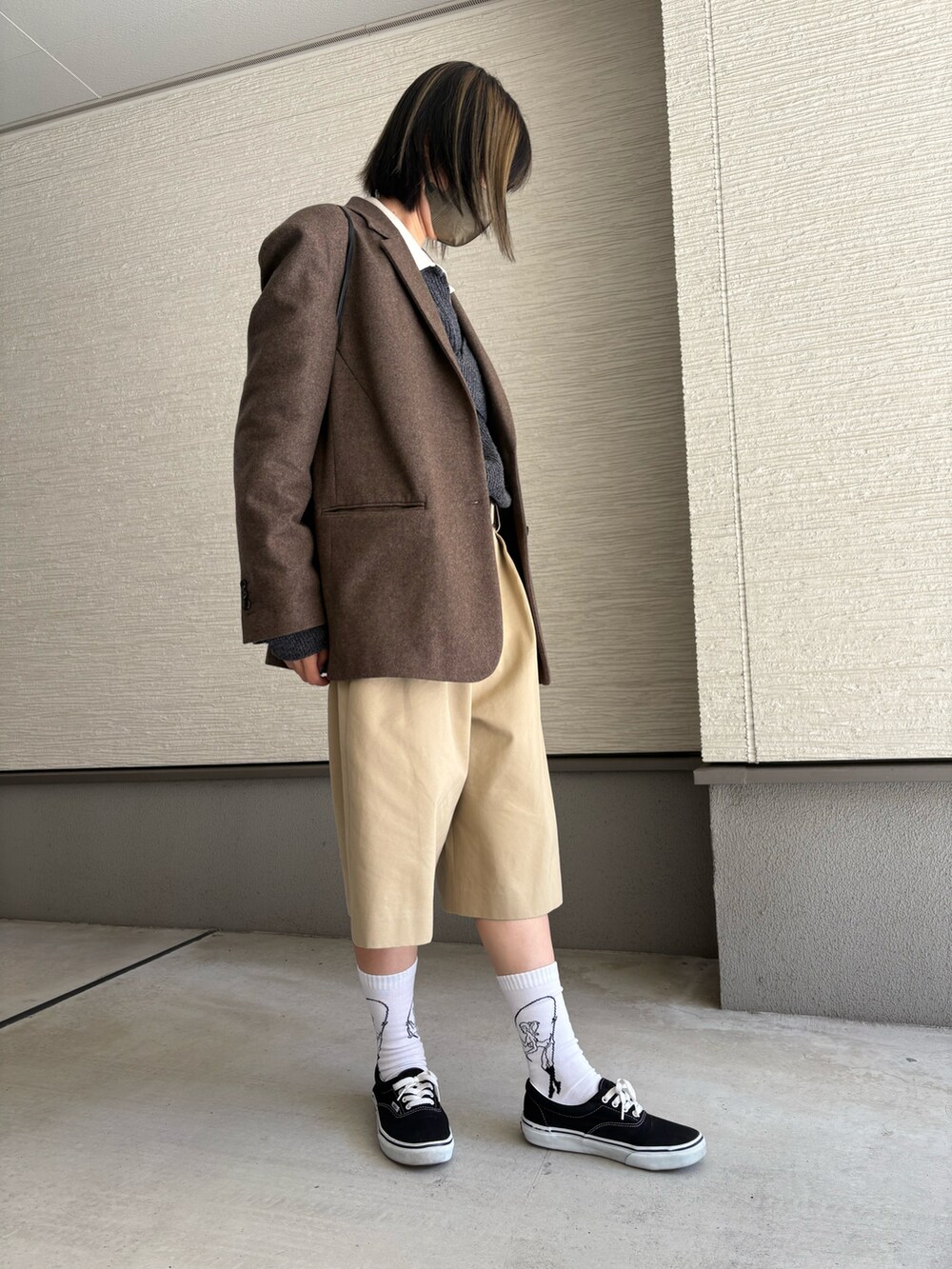 「おじさんコーデ、おじコーデ、大人カジュアルコーデ、少年コーデ、おじ少年コーデ、ウィムジー、ジャケットスタイル、ジャケット、ブラウンコーデ、ハーフパンツ、スケーターソックス、ハーフパンツコーデ、ラガーシャツ、トレンドファッション、トレンドコーデ」｜「VANSのVANS ヴァンズ ERA* エラ VN000EWZBLK BLACK（スニーカー、ブラック系）」を使った、おきゅさん（レディース・167cm）の春コーディネートの2枚目の写真