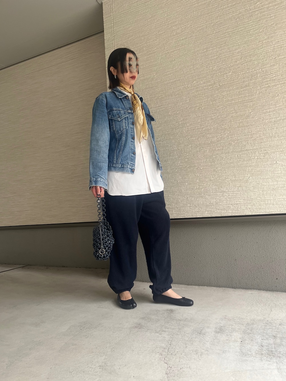 「春のおしゃ見えテクニック、春服コーデ、スウェットパンツ、パイル地、24ssトレンド、Gジャン、スカーフコーデ、白シャツ、メゾンマルジェラ、タビバレエ、スウェットパンツコーデ、デニム、デニムコーデ、ジルサンダー、オトナカジュアル」｜「Maison MargielaのMaison Margiela タビバレエシューズ（バレエシューズ、ブラック系）」を使った、おきゅさん（レディース・167cm）の春コーディネートの2枚目の写真