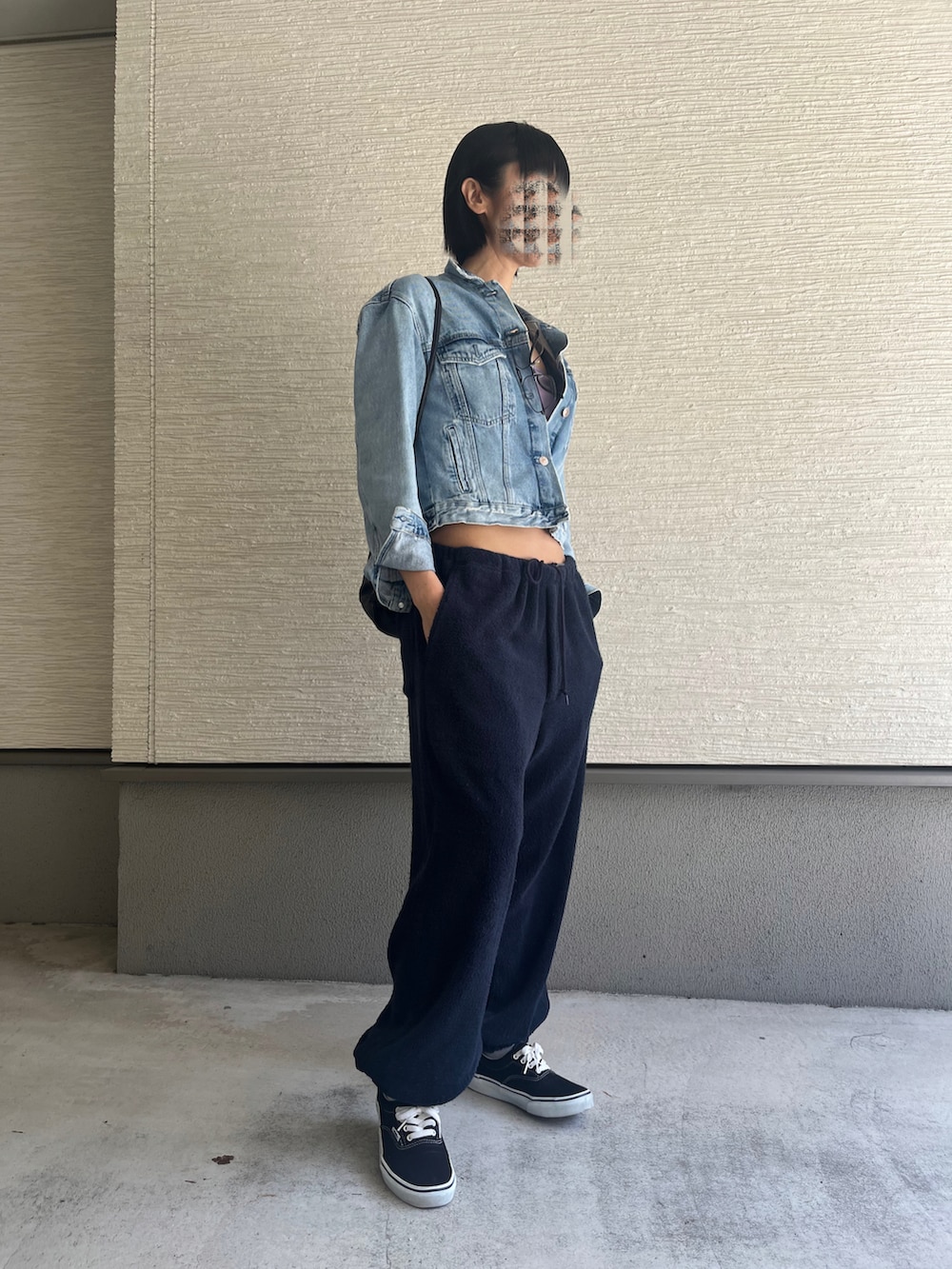 「春のNewスタイル、Gジャン、腹チラ、大人カジュアルコーデ、カジュアルスタイル、メンズライク、スウェットパンツ、パイル地、デニムジャケット、デニム、デニムコーデ、ZARA、ブルーコーデ、ブルーワントーン、バンズオールドスクール」｜「ZARAのアイテム（デニムジャケット、ブルー系）」を使った、おきゅさん（レディース・167cm）の春コーディネートの2枚目の写真