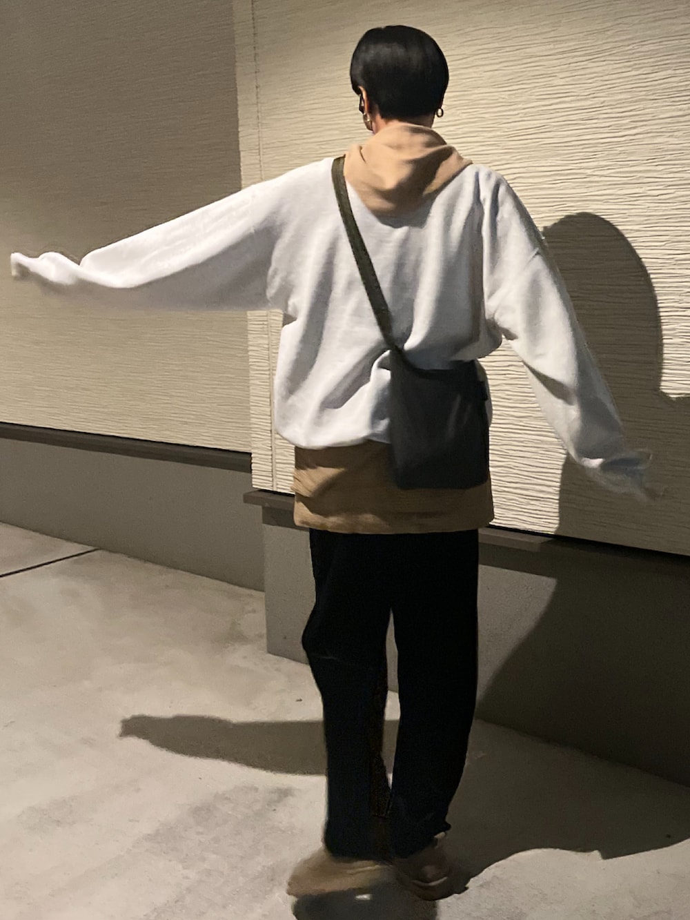 「UGG、オトナカジュアル、カレッジスウェット、ロゴスウェット、古着女子、TOGA XTC、レイヤードスタイル、高身長コーデ、大人カジュアル、トレンドファッション、チェックスカート、スウェットトップス、グレースウェット、エクストリームカシミヤ、ベロアパンツ」｜「UGGのUGG Classic Ultra Mini / アグ クラシック ウルトラ ミニ（ブーツ、ベージュ系）」を使った、おきゅさん（レディース・167cm）の冬コーディネートの3枚目の写真