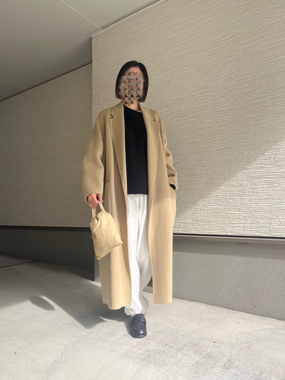 「着回しコーデ、冬、ラフコーデ、スウェットパンツ、ローファー、高身長コーデ、オトナカジュアル、いいね、save、フォローお願いします🤑、ゆるコーデ、秋冬コーデ、おでかけコーデ、今日のコーデ、シンプルスタイル、ニットコーデ、ユニクロコーデ」｜「6の＜6(ROKU)＞コットンウラケパンツ（スウェットパンツ、ホワイト系）」を使った、おきゅさん（レディース・167cm）の冬コーディネートの2枚目の写真