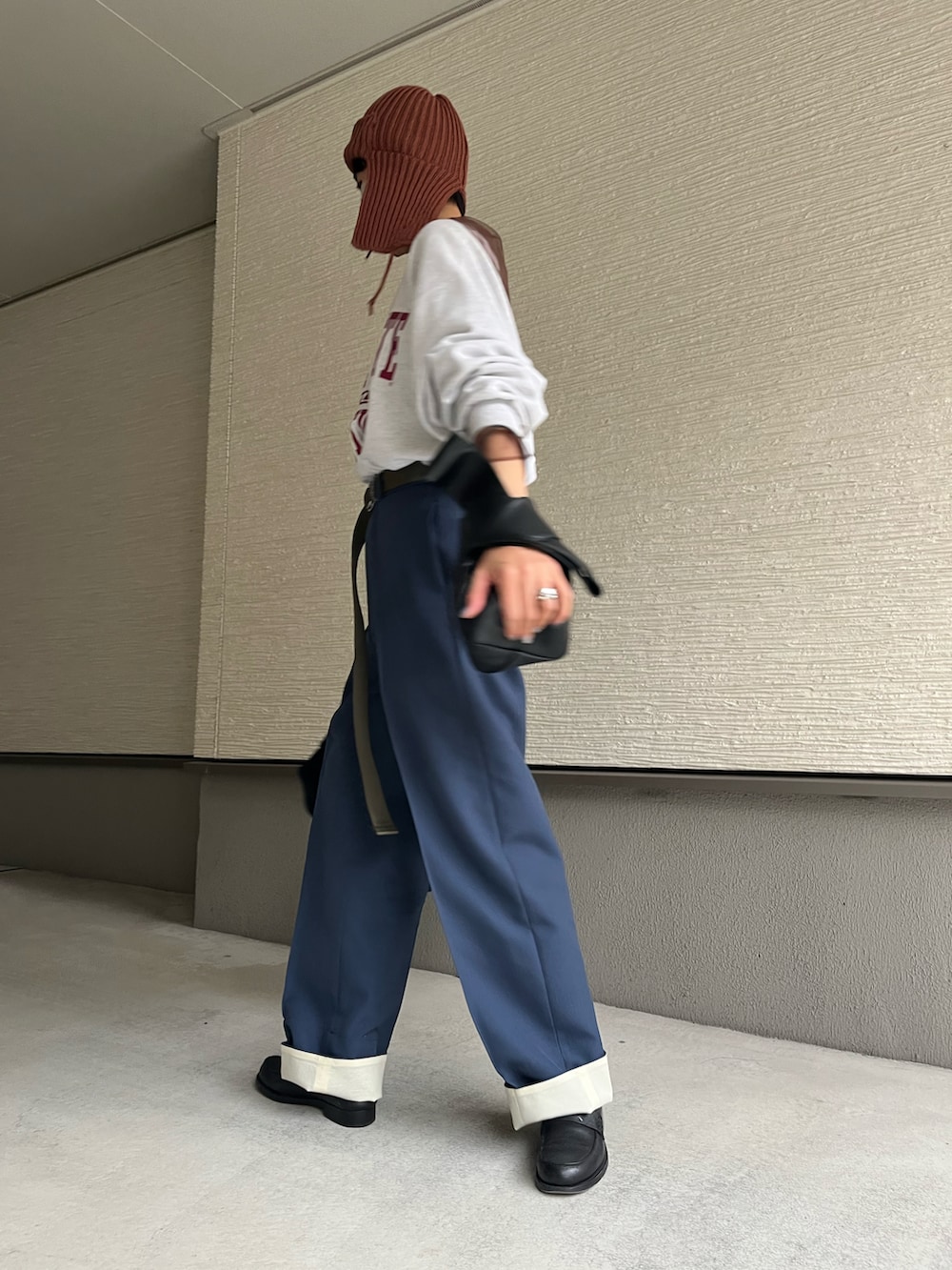 「スラックスパンツ、シアートップス、ロゴスウェット、セーラーカラー、ローファー×靴下、ジルサンダー、フライトキャップ、Ganni、ベルトコーデ、レイヤードスタイル、レザージャケット、トレンドコーデ、トレンドファッション、お洒落さんとつながりたい、ROKU」｜「Maison Margielaのアイテム（ローファー、ブラック系）」を使った、おきゅさん（レディース・167cm）の冬コーディネートの3枚目の写真