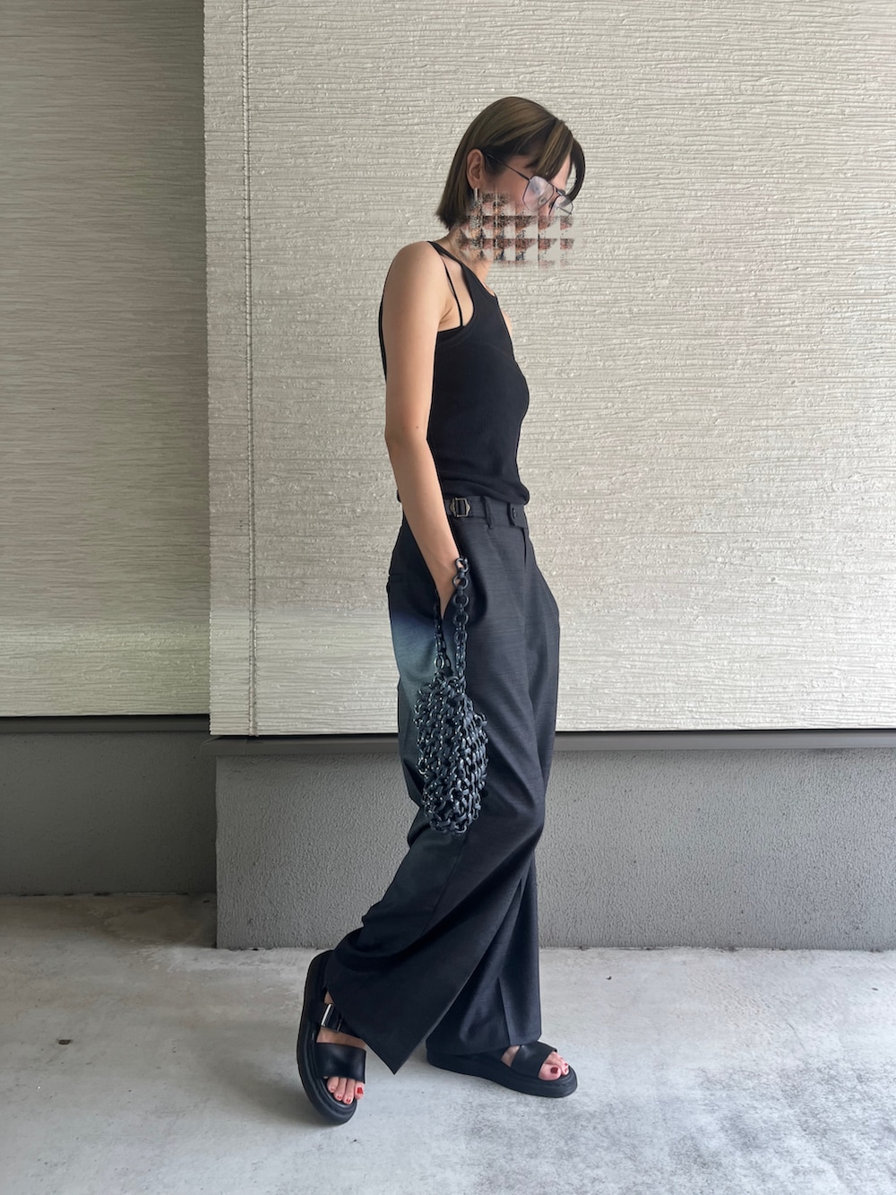 「夏コーデ、きれいめカジュアル、スラックス、スラックスパンツ、チェックパンツ、今日のコーデ、ビッグシルエット、ビックシルエット、タンクトップ、タンクトップコーデ、ドクターマーチンサンダル、ラクチンコーデ、さらっと晴れやかスナップ、大人女子、オーバーサイズ」｜「Dr. MartensのDr.Martens /ドクターマーチン GRYPHON STRAP SANDAL/グリフォン レザーストラップサンダル (UNISEX size)（サンダル、ブラック系）」を使った、おきゅさん（レディース・167cm）の夏コーディネートの2枚目の写真