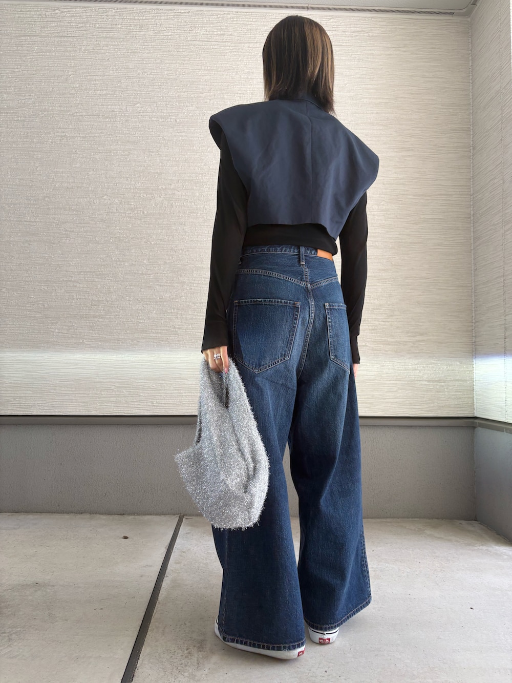 「シアートップス、肩パッド、ジャケットスタイル、テーラードジャケット、いいね、save、フォローお願いします🤑、デニムジャケット、ハイウエストパンツ、お洒落さんとつながりたい、デニムコーデ、パワショル、パワーショルダー、パワショルジャケット、春めき満開コーデ、ハイウエスト、ワイドデニム」｜「VANSのVANS ヴァンズ ERA* エラ VN000EWZBLK BLACK（スニーカー、ブラック系）」を使った、おきゅさん（レディース・167cm）の春コーディネートの2枚目の写真