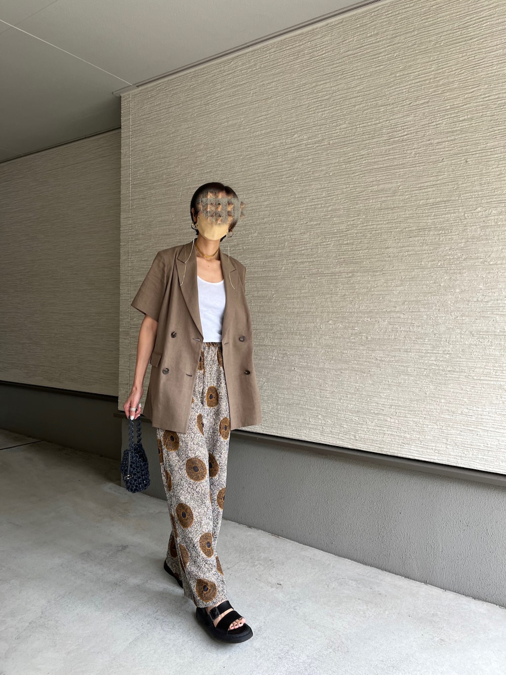 「ジャケットスタイル、ジャケットコーデ、パイル地、オトナ女子、夏コーデ、茶色コーデ、おしゃれさんと繋がりたい、きれいめカジュアル、高身長女子、高身長コーデ、大人カジュアル、ROKU、ジルサンダー、半袖ジャケット、ドクターマーチンサンダル」｜「journal standard L'essageのリネンハーフスリーブジャケット（テーラードジャケット、グリーン系）」を使った、おきゅさん（レディース・167cm）の夏コーディネートの2枚目の写真