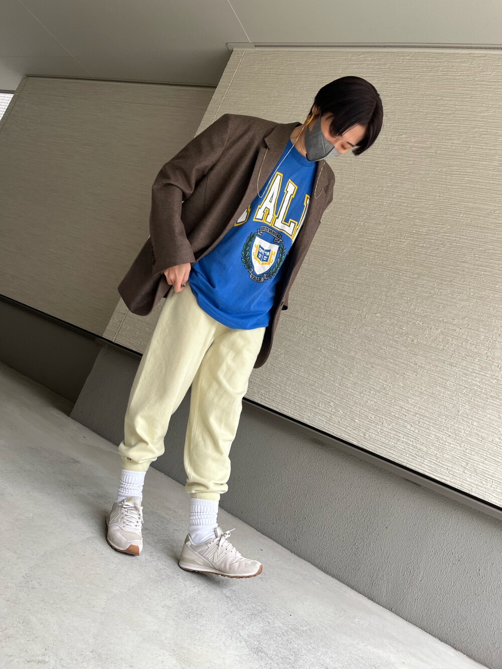 「オトナカジュアル、ジャケットコーデ、古着ミックス、エクストリームカシミヤ、着回しコーデ、ミックススタイル、古着女子、古着MIX、スウェットパンツ、ニットパンツ、ジャケットスタイル、ニューバランス、ジャケット×Tシャツ、ほめられ本命コーデ、高身長コーデ」｜「extreme cashmereのアイテム（パンツ、イエロー系）」を使った、おきゅさん（レディース・167cm）の冬コーディネートの2枚目の写真
