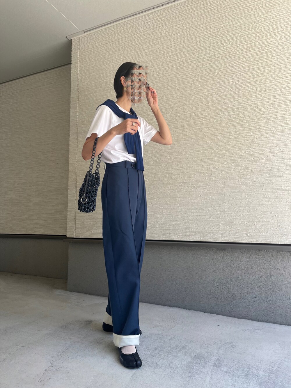 「ファセッタズム、サスペンダー、メゾンマルジェラ、スラックスパンツ、ヘインズ、アニエスベー(agnes b.)、カーディガン肩かけ、ビーフィー、白Tシャツ、サスペンダーパンツ、Tシャツコーデ、シアーソックス、ヘインズTシャツ、トレンドファッション、Tシャツ×スラックス」｜「6の＜6(ROKU)＞ROLL UP PANTS/パンツ（その他パンツ、ブルー系）」を使った、おきゅさん（レディース・167cm）の春コーディネートの2枚目の写真