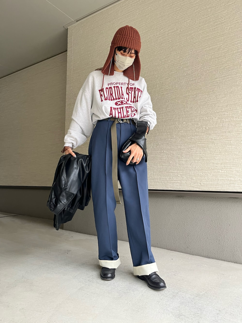 「スラックスパンツ、シアートップス、ロゴスウェット、セーラーカラー、ローファー×靴下、ジルサンダー、フライトキャップ、Ganni、ベルトコーデ、レイヤードスタイル、レザージャケット、トレンドコーデ、トレンドファッション、お洒落さんとつながりたい、ROKU」｜「Maison Margielaのアイテム（ローファー、ブラック系）」を使った、おきゅさん（レディース・167cm）の冬コーディネートの2枚目の写真