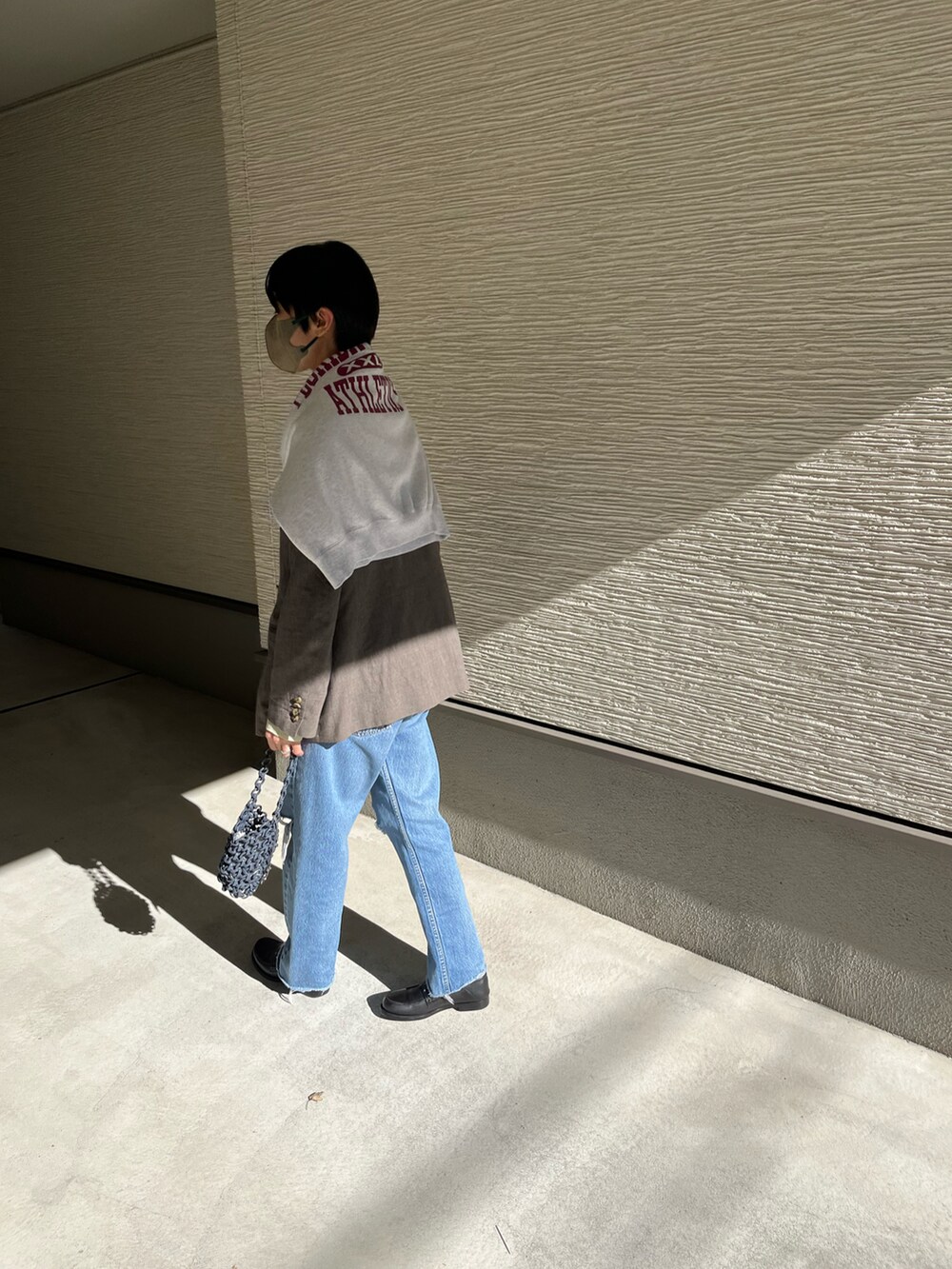「古着MIX、高身長女子、おしゃれさんと繋がりたい、ジャケットスタイル、ジャケットコーデ、ビンテージデニム、ローファー×靴下、グレースウェット、タートルネック、タートルレイヤード、メゾンマルジェラ、トレンドコーデ、古着好きな人と繋がりたい、古着スウェット、ジルサンダー」｜「Maison Margielaのアイテム（ローファー、ブラック系）」を使った、おきゅさん（レディース・167cm）の秋コーディネートの2枚目の写真