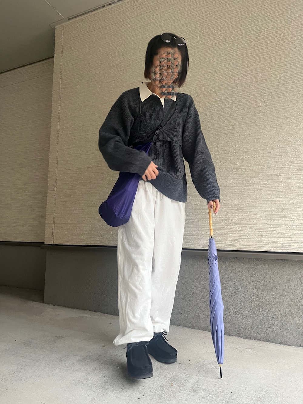 「白スウェットパンツ、クラークス(Clarks)、ラガーシャツ、ROKU、rokubeauty&youth、大人カジュアル、お洒落さんとつながりたい、休日スタイル、ラクチンコーデ、モノトーンコーデ、ビッグシルエット、ファッションを楽しもう、いつもありがとうございます、白パンツ、リラックススタイル」｜「ClarksのClarks/クラークス/Wallabee Boot GTX/ワラビー（スニーカー、ブラック系）」を使った、おきゅさん（レディース・167cm）の冬コーディネートの2枚目の写真