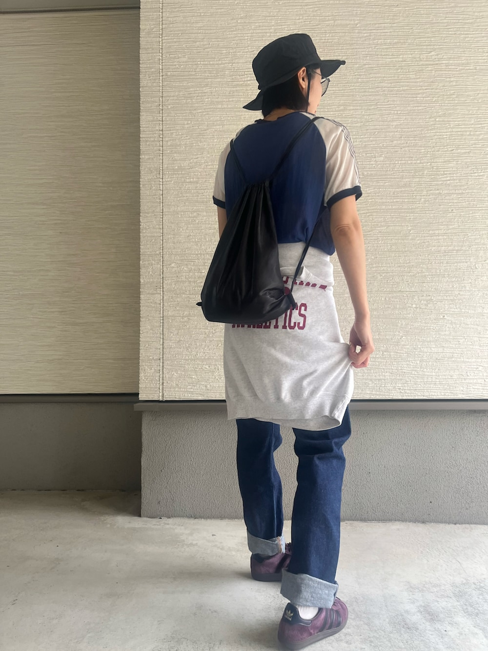 「リーバイス、フェススタイル、夏コーデ、お洒落さんとつながりたい、お出かけコーデ、高身長女子、お出かけ、ＧＷ、Tシャツコーデ、Tシャツ×デニム、ワントーンコーデ、ハットコーデ、帽子、古着MIX、シアートップス」｜「adidas Originalsのアイテム（スニーカー、パープル系）」を使った、おきゅさん（レディース・167cm）の春コーディネートの2枚目の写真