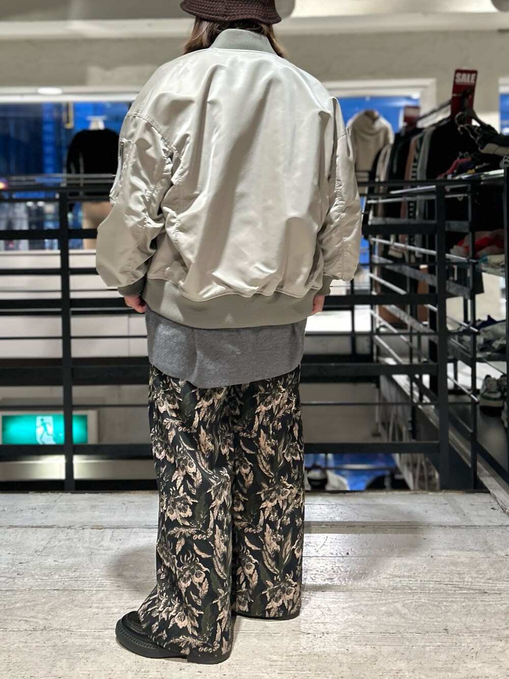 ベージュ系のMA-1を着用したレディースの冬コーディネートの4枚目の写真